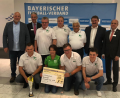 Bild: ct
Der 1. FC Schlicht als Bezirkssieger vertrat die Oberpfalz beim Finale ein München würdig und Vorsitzender Stefan Weiß (vorne, Zweiter von rechts) konnte den Scheck in Höhe von 1000 Euro in Empfang nehmen.