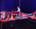 Bild: Bild: Circus-krone.de
Crazy Wilson zeigt in der Zirkuskuppel todesmutige Akrobatik auf einem „fliegenden Motorrad“. 	Bild: Circus-krone.de