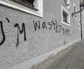 Bild: Petra Hartl
Wer ist der Unbekannte, der in der Nacht auf Mittwoch diesen Schriftzug an die Fassade der Dr.-Johanna-Decker-Schulen angebracht hat?