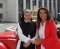 Bild: tr
Uschi Dämmrich von Luttitz und Äbtissin Laetitia (von rechts).