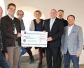 Bild: fphs
Übergabe des symbolischen Schecks über 10.000 Euro. Im Bild von links Lions-Präsident Hans Blüml, Flavio Hermann, Anne Plötz vom Architekturbüro Schlinger, Künstlerin Annette Hähnlein, Oberbürgermeister Oliver Weigel, Peter Kuchenreuther und Erwin Jahreis.