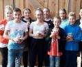 Bild: exb
Stolz präsentieren die "Awaner Wühlmäuse" ihre mit Apfeldruck verzierten Gläser mit selbst eingekochtem Apfelgelee.