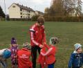 Bild: hä
Lukas mit den kleinen Fußballern.