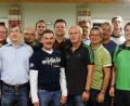 Bild: ohr
Ein starkes Team trägt beim TSV Stulln 1954 Verantwortung. Bürgermeister Hans Prechtl und weiterer Stellvertreter Franz Jauernig (Zweiter und Fünfter von links) gratulierten der neuen Vorstandschaft zur Wahl. An der Spitze stehen weiterhin Andreas Hanff (hinten Mitte), Kurt Nachtmann (Vierter von links) und Peter Hesl (Achter von rechts). Im Bild die weiteren Mitglieder und der Vereinsausschuss.