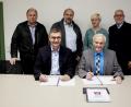Bild: exb
Amplus-Kommunalbetreuer Robert Scholz und Bürgermeister Günter Kopp (vorne von links) unterschreiben den Kooperationsvertrag. Bei der Unterzeichnung sind zweiter Bürgermeister Albert Sollfrank, Ludwig Himmelstoß (Amplus), Geschäftsleiterin Kathrin König und Michael Langer von der Breitbandberatung Bayern (hinten von links) mit anwesend.