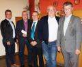 Bild: weu
Stellvertretender Landrat Jakob Scharf (rechts) und Bürgermeister Martin Birner (links) hoben bei der Jahreshauptversammlung die Bedeutung der Akademie Ostbayern-Böhmen hervor. Die Aufgaben erläuterten die Vorstandsmitglieder (von links) Josef Schönhammer, Hans Fischer und Hans Herl.