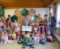 Bild: gi
Die Kinder des St. Anna-Kindergartens stellen Pater Ferdinand aus Afrika viele Fragen über seine Arbeit im Kongo. Leiterin Veronika Janda überreicht eine Spende.