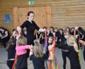 Bild: fjo
Regina Kriechenbauer tanzt mit den Allerjüngsten beim Herbstfest der Tanzgruppen von "WildChixx" einen Bändertanz.