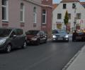 Bild: dob
Parkende Fahrzeuge entlang des ehemaligen Ärztehauses in der Asylstraße behindern den fließenden Verkehr. Jetzt werden dort die Verkehrszeichen 283, absolutes Haltverbot aufgestellt.