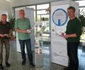 Bild: wro
Die Leihausstellung „Energiewende“ eröffnet Bürgermeister Wolfgang Braun im Beisein der Verwaltungsmitarbeiter Ernst Tippmann und Bernd Spörrer (von rechts).