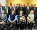 Bild: ohr
Jubilarehrung bei Deutsche Steinzeug im Werk Buchtal: Werksleiter Josef Meßmann, Betriebsratsvorsitzender Karl Mailbeck (stehend, Zweiter und Dritter von links) und Elfriede Ert (stehend, Fünfte von rechts) zeichneten Beschäftigte für 25 - und 40-jährige Betriebszugehörigkeit aus.