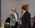 Bild: fla
Stellvertretender Bürgermeister Roman Bauer (links) gratuliert im Namen aller Fraktionen Bürgermeister Josef Beimler (Mitte) zu der besonderen Ehrung. Kämmer Josef Götz (hinten) hält ein kleines Präsent bereit.