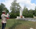 Bild: Hans Klemm
Perfekt intoniert der Trompeter in der Uniform der bulgarischen Präsidialgarde vor dem deutschen Ehrenmal im Zentralfiedhof von Sofia den „Guten Kameraden“.