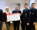 Bild: do
Dankbar für eine technische Hilfeleistung der Feuerwehr Speinshart im Hitzesommer zeigt sich die Firma Rogers. Marketing-Chef Marc Stolpe (von links) und Personalchefin Anette Enders übergeben symbolischen Übergabe des nicht nur symbolisch einen großen Spendenscheck an Vorsitzenden Stefan Schedl, Kommandant Christian Höllerl und Philipp Seitz.