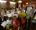 Bild: mld
Sie haben den Luftballonweitflug-Wettbewerb gewonnen: Zehn Kinder freuen sich über Preise.