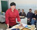 Bild: fjo
Freude am Zubereiten köstlicher Fischgerichte vermittelt Hauswirtschaftsmeisterin Monika Schnupfhagn (links) beim Kochabend gratis über ihren reichhaltigen Wissensschatz hinaus.
