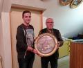 Bild: bsc
Adrian Käß (links) gelingt der beste Tiefschuss auf die Geburtstagsscheibe von Reinhard Schwarz (rechts).
