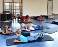 Bild: jml
Was die Kinder leicht und lachend schaffen, bereitet den Mamis und Omis (am Bildrand) bei der Gymnastik schon manchmal Mühe.