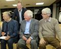 Bild: Hirsch
Bei der Buchvorstellung feierten die Widerstandskämpfer Irmgard Gietl, Hans Schuierer, Leo Feichtmeier und Wolfgang Nowak (von links) ein Wiedersehen. Stehend Autor Oskar Duschinger.