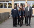 Bild: dtr
Zur Amtseinführung von Edith Bracke gratulierten (von links) Pfarrer Charles Ifemeje, der Personalratsvorsitzende des Schulamtes Tirschenreuth, Wilhelm Trisl, Schulamtsdirektor Rudolf Kunz und Bürgermeister Josef Schmidkonz.
