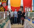 Bild: fjo
Große Flaggen aus dem ganzen Bundesgebiet künden an den Wänden der Ausstellung ringsum von der überregionalen Schau, die Josef Pohl gemeinsam mit Margit Kirzinger, Volker Meier, Lukas Kurek, Alfred Sauer und Ewald Zetzl (von rechts) eröffnete.