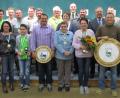 Bild: sck
Die Stadtmeister der verschiedenen Klassen mit (vorne, Vierter von links) Günther Schober (Jubiläumsscheibe), Stadtliesl Elfriede König (Sechste von links) mit Blumenstrauß, Stadtkönig Uwe Süssner (vorne, Zweiter von rechts) und Stadtratspokal-Gewinner Eugen Eckert (Zweiter von rechts).