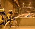 Bild: Zweckverband Müllverwertung Schwandorf
Mit schwerem Atemschutz und mit Schaumrohr waren die Feuerwehrler im Müllbunker zugange.