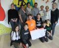 Bild: exb
Von links hinten: Frau Mehlhorn und Frau Schallenberg (Elternbeirat), Frau Brunner und Herr Rektor Koppmann (Mittelschule), Frau Troppmann, Frau Harbig und Frau Hagn, 2. Vorsitzende (Kinderkrebshilfe) Unten von links: Nazar Karayol, Domenic Miedaner, Sandro Regn, Benedikt Meier, Hannes Mois und Jamie Bergmann (1. und 2. Klassensprecher 7B-G,
8B-M und 5A)