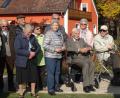 Bild: hka
Die Mitglieder der Sudetendeutschen Landsmannschaft begehen mit ihrem Vorsitzenden Hans Dittrich (Zweiter von rechts) im Stadtpark den 70. Jahrestag der Gründung. Gleichzeitig wird die Auflösung der Orts- und Kreisgruppe bekanntgegeben.