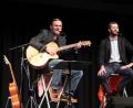 Bild: prh
Mit dem Programm "Da Billi Jean is ned mei Bua" schenkt das österreichisch-schwäbische Duo Stefan Leonhardsberger und Martin Schmid (von rechts) dem Publikum in der Stadthalle mit Mundartadaptionen der Hits von Poptitanen einen mitreißenden Liederabend, der beim Publikum bestens ankommt.