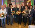 Bild: jr
Ins Leben gerufen haben die Benefizveranstaltung Hannelore Bienlein-Holl (Siebte von links) und Erich Köllner (Dritter von links). Blumen gab es auch für Marianne Köllner (Zweite von links), Landtagsabgeordnete Annette Karl (Fünfte von links) und Bezirksrätin Brigitte Scharf (Neunte von links). Mit im Bild (von links) stellvertretender Landrat Alfred Scheidler, Bürgermeister Roland Grillmeier, Bezirksrat Toni Dutz, AWO-Kreisvorsitzender Thomas Döhler, Michael König, Gudrun Brill und Angelika Würner.