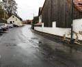 Bild: eig
20 Meter lang ist das Straßenstück, dass nach Meinung von Günther Meißner nur durch einen Vollausbau zu sanieren ist. Angeblich rutscht hier der Hang ab.
