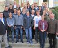 Bild: exb
Das erste Semester besteht aus 19 Schülern: Unser Bild zeigt sie zusammen mit den Lehrkräften, Semesterleiter Roland Marchl (links), stellvertretender Schulleiterin Elisabeth Beer und stellvertretendem Behördenleiter Alwin Kleber (rechts).