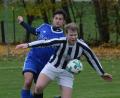 Bild: ham
Der Kemnather Toni Walter (vorne) schirmt den Ball vor dem Schmidgadener Andreas Werner ab. Der FC siegte am Buchberg etwas zu hoch mit 3:0.