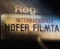 Bild: Nicolas Armer
Auf einer Anzeigetafel ist die Aufschrift „Internationale Hofer Filmtage“ zu lesen. Foto: Nicolas Armer/Archiv