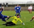 Bild: heh
Das Stiftlandderby zwischen dem TSV Konnersreuth und der SpVgg Wiesau war mit 5:0 eine klare Sache für den TSV. Hier kam Nico Wolf (links) vor SpVgg-Torwart Flavio de Sousa Batista zum Schuss, die Wiesauer Daniel Kißwetter und Christian Zettl (rechts) schauen dem Ball hinterher.