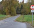 Bild: dob
Eigentlich ist die weiterführende Flurbereinigungsstraße Zum Beckenkeller für den allgemeinen Verkehr gesperrt. Eine Spaziergängerin forderte nun eine Schranke und tägliche Polizeikontrollen, da das Verkehrszeichen von vielen motorisierten Verkehrsteilnehmern ignoriert wird. Der Verkehrsausschuss kam diesem Antrag nicht nach.