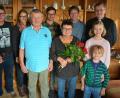 Bild: jr
Über viele Glückwünsche zur goldenen Hochzeit freuen sich Elisabeth und Erwin Schöffel. Unser Bild zeigt die Familie mit den Gratulanten, von links Bürgermeisterin Friederike Sonnemann, Sohn Michael, Schwiegertochter Franziska, Erwin Schöffel, Sohn Jürgen, Elisabeth Schöffel, Pfarrer Andreas Kraft, die beiden Enkel Leopold und Antonia sowie Stadtpfarrer Bernd Philipp.