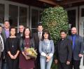 Bild: bnr
In einem festlichen Rahmen wurde Silke Schmid (mit Blumen) in das Amt der Schulleiterin an der Landgraf-Ulrich-Schule eingeführt. Es gratulierten von links: Schulamtsdirektor Georg Kick, die Elternbeiräte Klaus Schießl und Elisa Pretel, die Bürgermeister Richard Tischler und Martin Schwandner, Konrektorin Angelika Ibler, Pater Georg und Robert Häusler, Schulleiter in Nabburg.