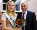Bild: do
Mit Blumen verneigt sich Albert Nickl, der Chef des Kreisverbands für Gartenbau und Landespflege, vor Holunderkönigin Jana I. in der Herbstkreisversammlung – und sagt damit Dank“ für ihren Einsatz bei Festen und Jubiläen.