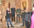 Bild: es
Zuhörer nehmen nach dem Gottesdienst die Gelegenheit wahr, mit Bildhauer Andreas Kuhnlein (links) ins Gespräch zu kommen.