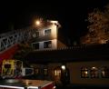 Bild: njn
Mit der Drehleiter der Feuerwehr Erbendorf wurden Verletzte aus den oberen Stockwerken geborgen.