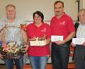 Bild: fvo
Franz Voith (Dritter von rechts) ist der Gewinner. Max Kick spendet einen Geschenkkorb (von links), Johann Gößl ist Dritter, Sieglinde Fleischmann hat den Trostpreis gewonnen und Josef Müllner ist Zweiter. Herbert Striegl (rechts) hat als Vorsitzender der Löwenfreunde das Turnier organisiert.