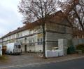 Bild: kgg
Die Sanierung dieses Wohnhauses an der Schützenstraße war in der jüngsten Sitzung des Stadtrats ein Thema. Die Arbeiten gehen flott voran. Inzwischen sind die Dämmplatten, die auf dem vergangene Woche fotografierten Bild zu sehen sind, an der Fassade montiert.