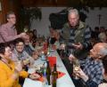 Bild: dob
Die Waldthurner Stammgruppe lässt das Weinfest der Vohenstraußer Stützpunktwehr nicht aus. Dazu schmecken die Pahle-Weine aus Rheinhessen auch viel zu gut. Küfermeister Heinz Pahle (stehend, rechts) und FFW-Vorsitzender Peter Grosser stoßen gerne mit den Besuchern an.
