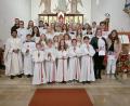 Bild: bsc
Pfarrer Joseph (links) begrüßte bei einem feierlichen Gottesdienst fünf neue Ministranten in der Pfarrei „Maria Immaculata“. Die drei Mädchen und zwei Buben (vorne) wurden von dem Priester, den restlichen „Lausbuben Gottes“ und Betreuer Carsten Klöble (hinten links) in die Gemeinschaft eingeführt und willkommen geheißen. Mit Erinnerungsurkunden wurden die scheidenden Ministranten (rechts) verabschiedet.