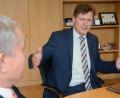 Bild: Gabi Schönberger
Der neue Leitende Landwirtschaftsdirektor Reinhold Witt hat viel vor. Bei seinem Antrittsbesuch bei Oberbürgermeister Kurt Seggewiß erläutert er seine Ideen und die Bedeutung der Stadt.