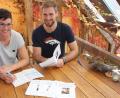 Bild: kro
Auch junge Leute – wie hier im Bild Johanna und Benedikt Wenisch – soll der Fragebogen des „Konnersreuther Rings“ ansprechen.