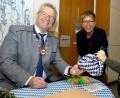 Bild: Hirsch
Der kleine Paul und Kindergartenleiterin Johanna Riehl überreichten OB Andreas Feller ein Geschenktuch mit Schnupftabak.