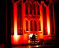 Bild: gac
Auch die große Schmidt-Weigle-Orgel der Christuskirche ist rot erleuchtet, als Dekanatskantor Hennecke bei Vivaldis "Follia" alle Register zieht.